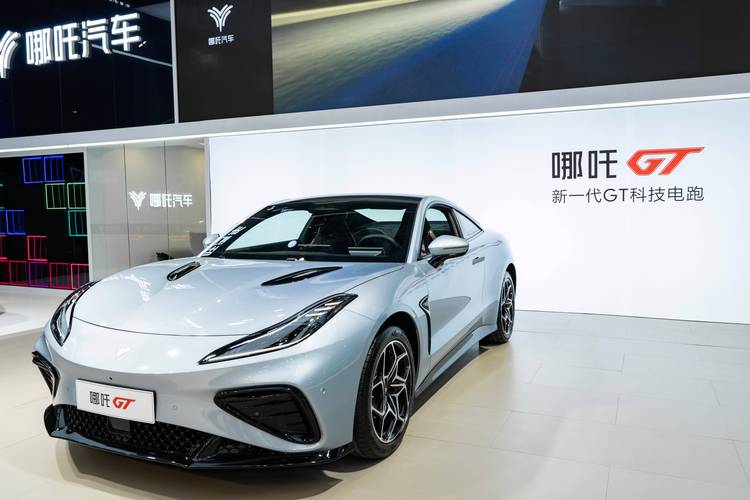 佛山163哪吒汽车在智能汽车领域的表现，领途汽车在新能源汽车市场中的影响力